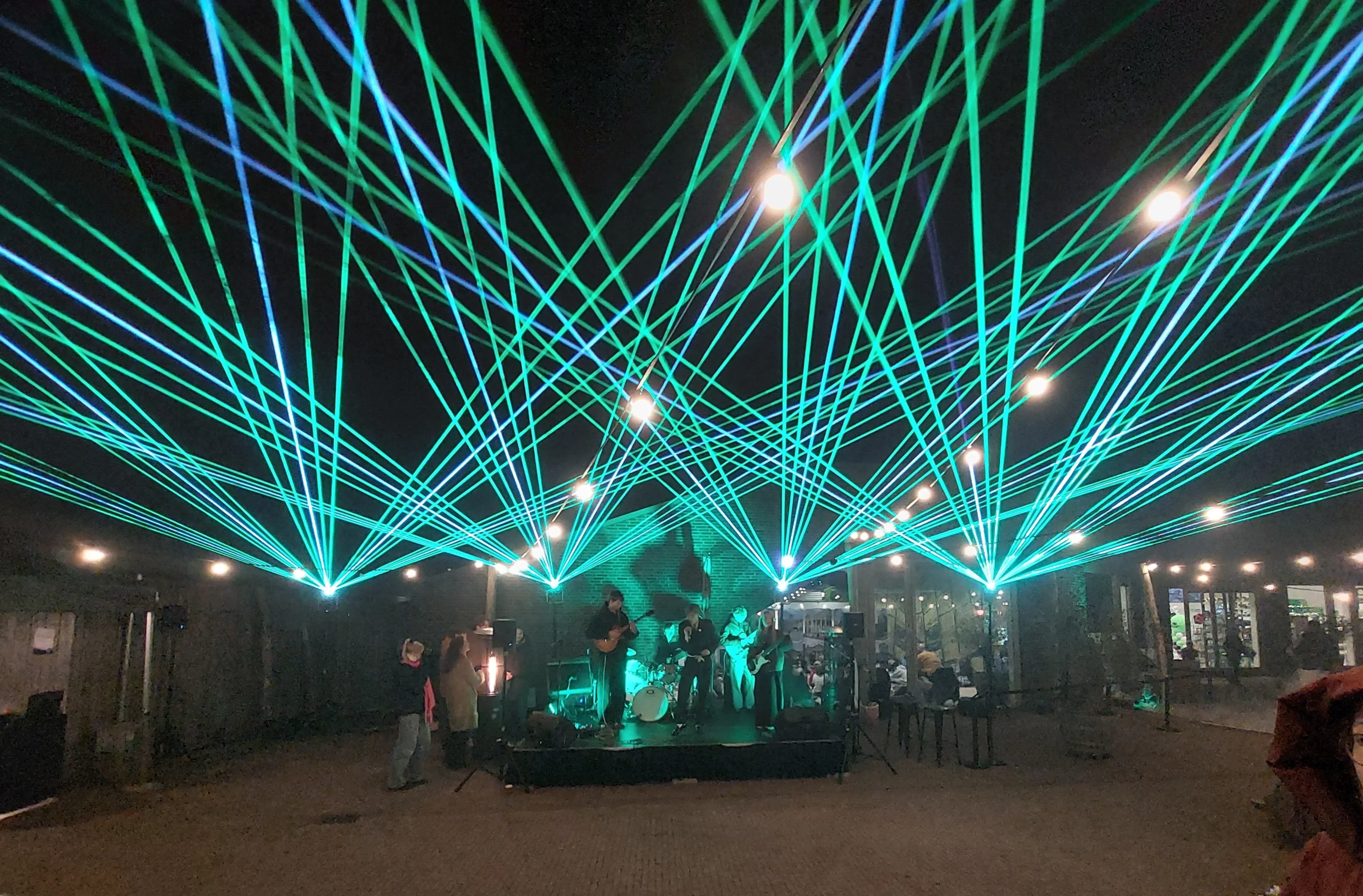 nebulaser-laser-show-belgie-nederland-band-optreden nebulaser podium met band en vier laserprojectoren die groene stralen projecteren
