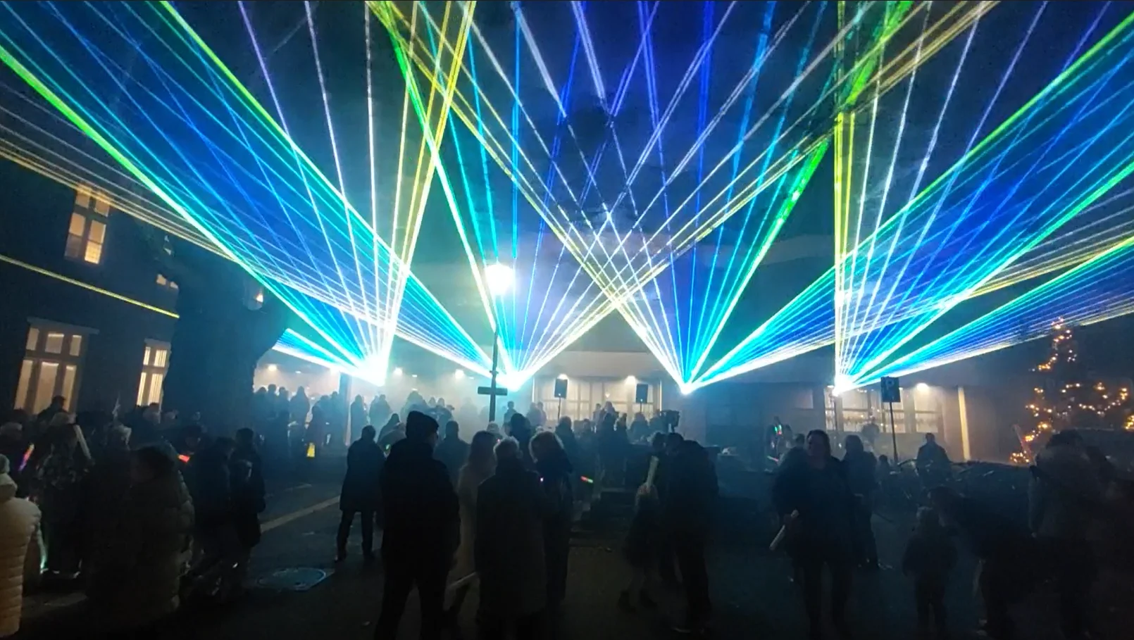 nebulaser-laser-show-belgie-nederland-gemeentehuis-blauw-geel nebulaser plein voor een gemeentehuis met vier laserprojectoren die blauwe en gele laserstralen projecteren