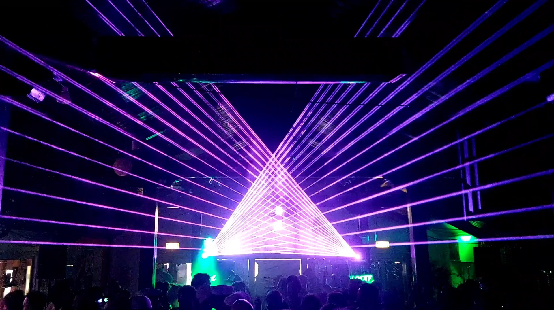 nebulaser-laser-show-belgie-nederland-tournament-paars nebulaser paarse laserstralen in zaal met publiek