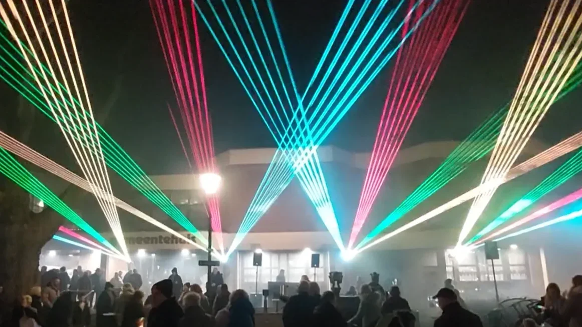 nebulaser-laser-show-belgie-nederland-gemeentehuis-groen-geel-teal-rood